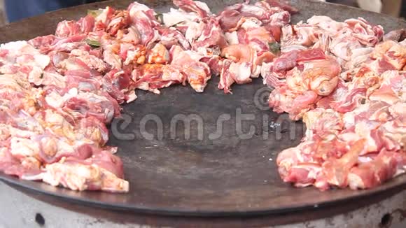烧烤盘上的大块猪肉视频的预览图