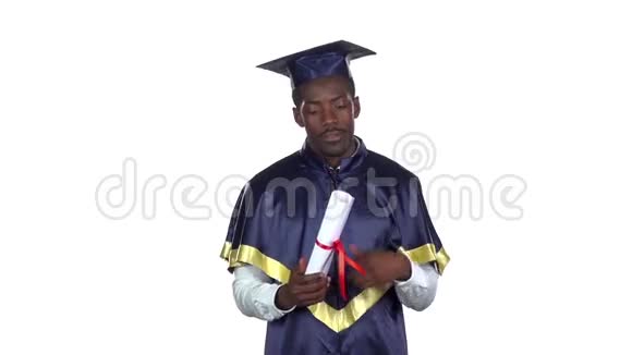 毕业接吻文凭慢动作白色的视频的预览图