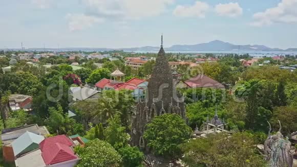 珊瑚佛教寺建筑群街道与城市相连视频的预览图