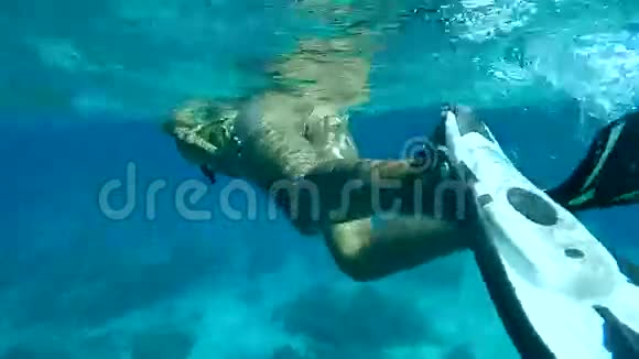 美丽的女人与芬斯在清澈的蓝色水中游泳蜗牛女孩高清慢动作泰国西米兰岛视频的预览图