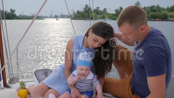 很好的夫妇和孩子在游艇上放松丈夫和配偶和婴儿在游艇上休息视频的预览图