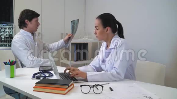 放射科医生和实习生一起在医院工作视频的预览图
