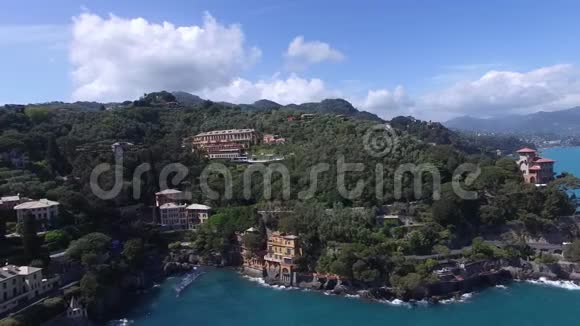 空中飞行波托菲诺港的景色意大利著名的小镇4K视频的预览图
