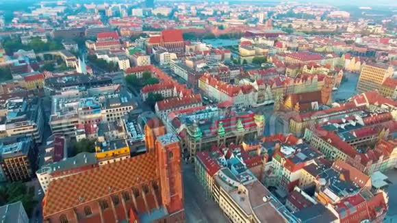 欧洲文化之都沃罗克劳的空中镜头中心市政厅市场广场天空塔城市全景视频的预览图