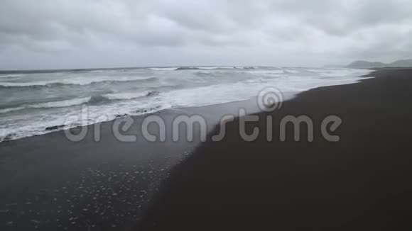 堪察加海景太平洋火山沙滩的景色以山峦和火山为背景视频的预览图