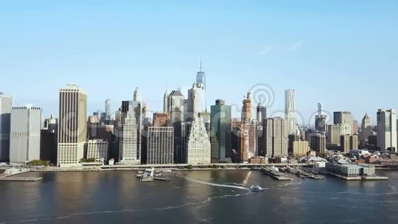 美国纽约曼哈顿市中心的鸟瞰图水上运输骑行穿越东河视频的预览图