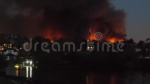 夜晚城市燃烧莫斯科的房子和商店正在燃烧俄罗斯的大火救援服务和视频的预览图