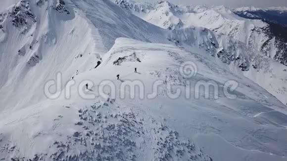 登山徒步登山探险空中飞行史诗山脉攀登成功美丽的山顶冬季视频的预览图