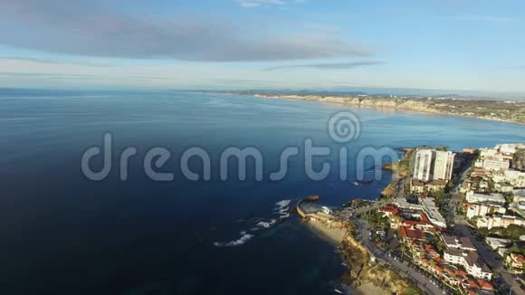 直升机飞越圣地亚哥海岸带上空视频的预览图