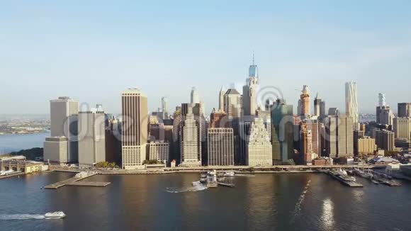 美国纽约曼哈顿区的鸟瞰图无人机沿东岸飞行市区观视频的预览图