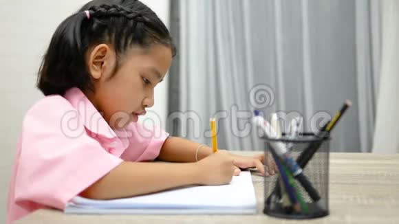 小女孩正在快乐地做作业视频的预览图
