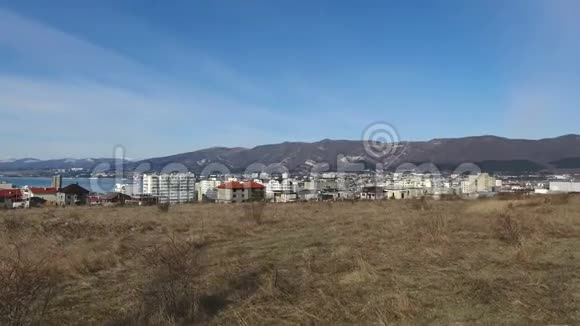 鸟瞰海与山之间的城市视频的预览图