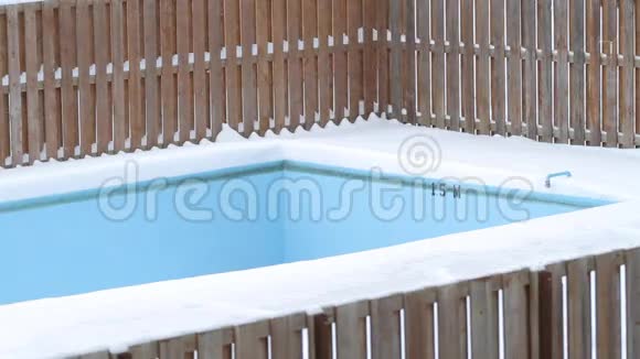 冬天的空池视频的预览图