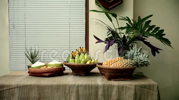 餐桌上美味健康的水果视频的预览图