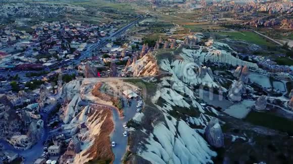 土耳其卡帕多西亚乌尔古普的仙女烟囱空中景观视频的预览图