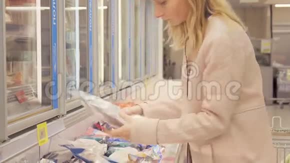 女孩在超市选择冷冻食品视频的预览图