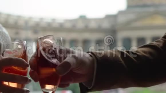 新娘和新郎或男人和女人用起泡葡萄酒碰杯视频的预览图