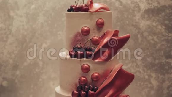 漂亮的大三层樱桃色婚礼蛋糕视频的预览图