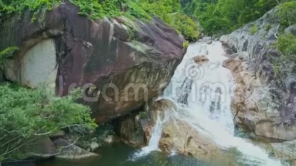 近景瀑布奔流入湖大博尔德在前景视频的预览图