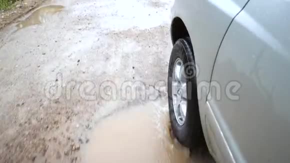 汽车前轮在坏乡村碎石路高速溅水4K慢动作俄罗斯视频的预览图