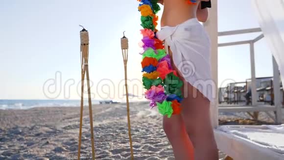一对夫妇在度假夏威夷雷被戴上了男人和女孩的脖子阳光海滩的热带岛屿年轻夫妇体育视频的预览图