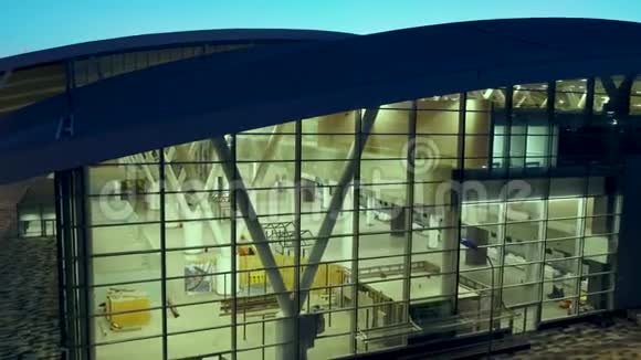 从空中俯瞰机场出发大厅的现代内部视频的预览图