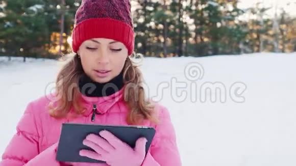 户外科技日落时分女人在冬天的公园里享受石碑视频的预览图