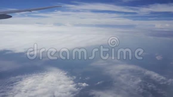 从飞机窗口俯瞰多云的天空背景视频的预览图