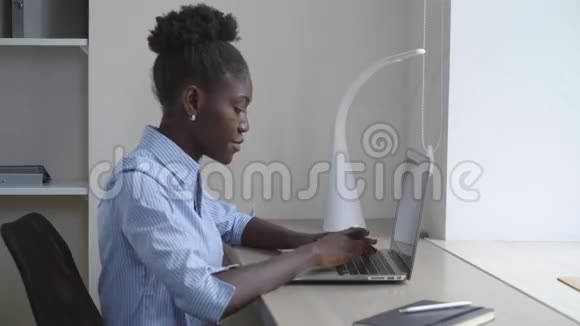 非洲经理在个人电脑上输入数据视频的预览图