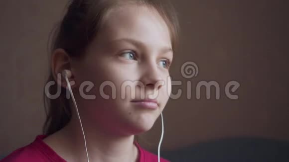小女孩听音乐从耳朵和感觉节奏视频的预览图