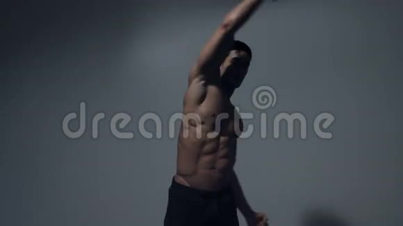 男性健身模型显示前后肌肉视频的预览图