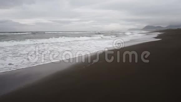 堪察加海景太平洋火山沙滩的景色以山峦和火山为背景视频的预览图