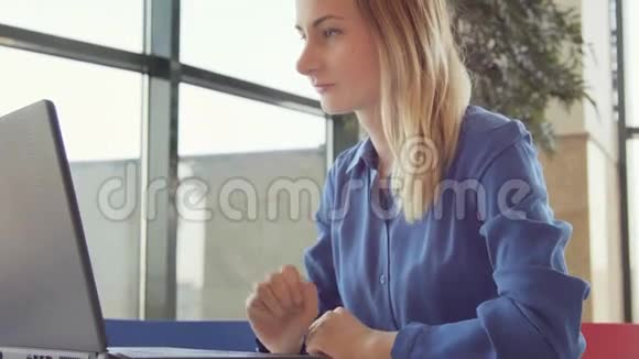 快乐的女人在家里用笔记本电脑聊天视频的预览图