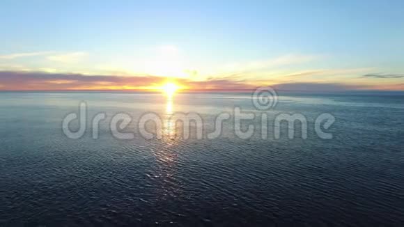 圣地亚哥海岸带上方的红日视频的预览图