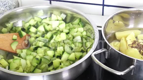 锅里的蔬菜抹布在炉子上视频的预览图