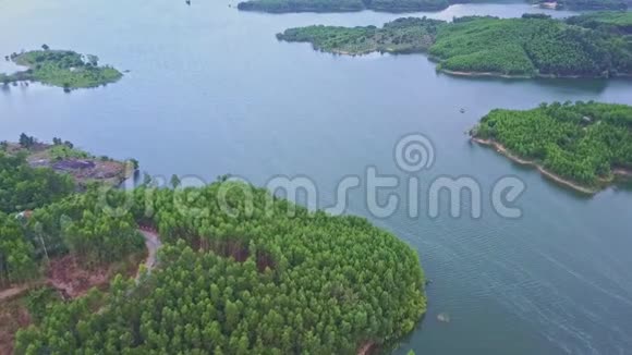 与离岛人一起走近蓝色奇妙的平静湖视频的预览图