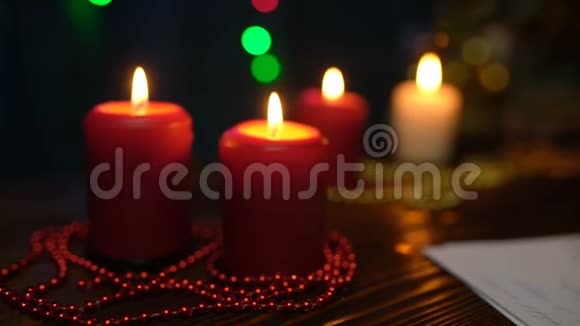 在圣诞节点红蜡烛视频的预览图