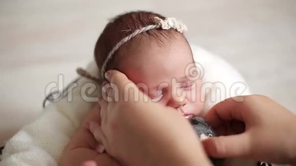 新生儿与玩具睡觉视频的预览图