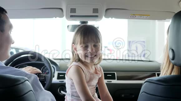 新汽车旅游汽车家庭旅行游客父母和儿童幸福的肖像视频的预览图