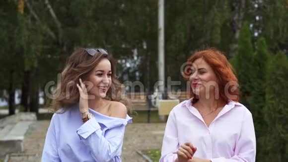 两位栗色红发的美女在情感上相互交流视频的预览图