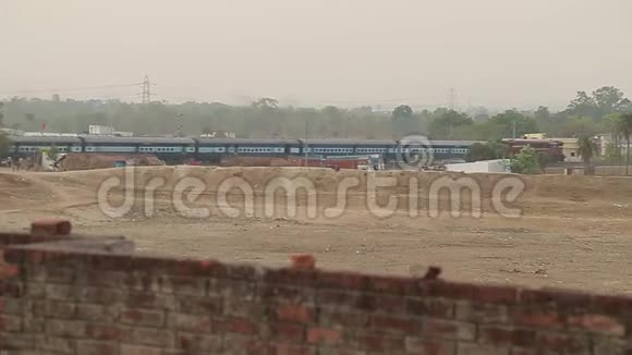 印度铁路公司从远处的火车沙漠视频的预览图