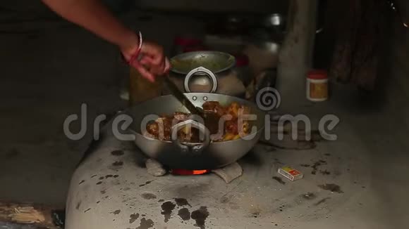 印度女人正在煮辛石炉只需双手火焰在炉子里视频的预览图