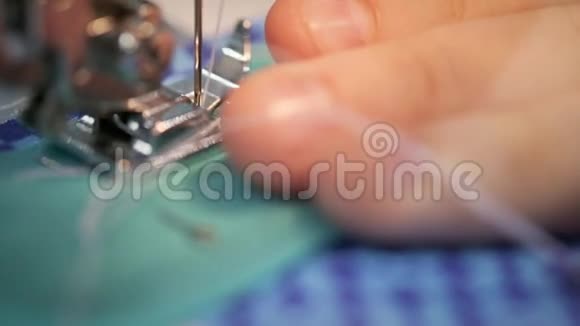 特写女孩缝在缝纫机上把组织埋在针下视频的预览图