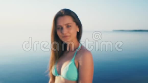 海滩上快乐的年轻女人女游客在度假时穿着比基尼在镜头前做手势表示和平视频的预览图