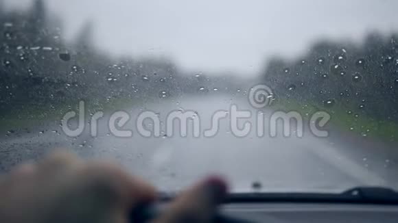 暴风雨时雨滴在挡风玻璃上在恶劣的天气下开车4K慢动作视频的预览图