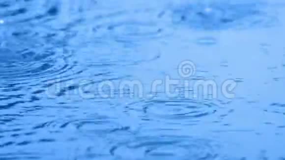 雨水溅在水的特写上视频的预览图