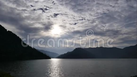 湖中云的移动视频的预览图