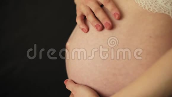 手放在怀孕的肚子上慢动作孕妇视频的预览图