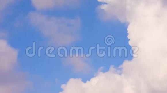 时光流逝夏日的白云飞过明亮的蓝天视频的预览图