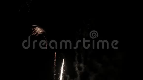 烟花照亮天空新年庆祝烟花用耀眼的展示照亮了天空五颜六色的爆炸视频的预览图